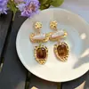 Aretes de botón de perla cuadrada arrugada con aguja plateada, estilo retro vintage artístico, aretes de moda, accesorios versátiles de lujo ligero de nicho para mujer