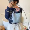 Bolso Tejido de Moda de Nicho para Mujer, Nuevo Bolso Cruzado Versátil Primavera/Verano 2026, Bolso Cubo Sencillo y Moderno