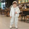 Conjunto de Invierno para Niños 2027 Nuevo Elegante Ropa de Invierno Engrosada para Niños, Chaleco Cálido y Sudadera Conjunto de Tres Piezas Moderno