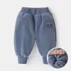 Pantalones de forro polar para niños para otoño e invierno, engrosados para ropa exterior de invierno para niños, pantalones de chándal de forro polar integrados para niñas y niños pequeños