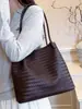 Bolso de mano retro muy elegante con patrón tejido, nuevo modelo de verano 2026, bolso de hombro de color liso a la moda, bolso tipo cubo de mano, moderno