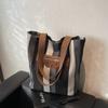 Bolsa de Ombro Colorida Listrada de Grande Capacidade Outono e Inverno Transfronteiriça Feminina Nova Moda 2024 Bolsa Tote para Trabalho/Dia a Dia