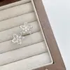 Anillo de Flor Hueca Dulce y Cool para Mujer, Simple y a la Moda, Versátil Elegante Anillo Abierto, Diseño Nicho Anillo para el Dedo Índice