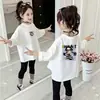 Camiseta de Algodão Super Bonita de Manga Longa para Meninas 2026 Outono Novo Estilo para Crianças Médias e Mais Velhas Camada Base Top Estampado Tendência