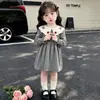 Vestido morango estilo preppy para meninas com gola boneca, suéter de malha de manga comprida estilo coreano para crianças no outono, roupa de princesa