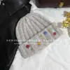 [Dulce Colorido] Gorro de Lana con Protección para Orejas de Botones Cosido Puramente a Mano para Otoño e Invierno para Mantener Caliente y Mostrar la Cara, Gorro Frío Pequeño Baotou