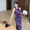 Nuevo vestido cheongsam modificado de estilo chino con patrones florales flockeados, malla elástica, falda larga de cola de pez ajustada al cuerpo, elegante y que realza la figura
