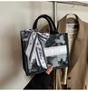 Bolsa Sense de Alta Qualidade Pequena Crowdsourcing Feminina 2025 Outono e Inverno Nova Moda Bolsa de Ombro Feminina Moda Ins Versátil Bolsa de Mão