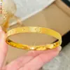 Pulsera Antigua de Artesanía Flor de Rosa Cepillada, Joyería de Cobre Chapado en Oro de Lujo Ligero de Alta Gama con Acabado Dorado Monocromático por Dentro y por Fuera