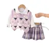Chaleco de Punto para Niños Traje de Tres Piezas Fabricante Venta al por Mayor Chaleco para Niñas Camiseta Básica Versátil de Manga Larga Falda Plisada Estilo Occidental
