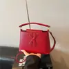 Bolsa de ombro moderna e estilosa, uma bolsa de mão quadrada pequena chique para mulheres, nova coleção de verão 2026, bolsa tote simples e fashion