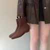 Botas Finas de Camurça Femininas Botas Elásticas Salto Baixo Estilo Coreano Outono e Inverno Novas Bico Quadrado Zíper Traseiro Botas Curtas Elásticas Femininas Botas Individuais Femininas