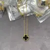 Colar de Joias V-Gold Versão de Luxo Trevo de Quatro Folhas Ágata Vermelha Banhado em Ouro 18K Corrente de Clavícula Exquisita para Mulheres, Estilo de Nicho Levemente Luxuoso