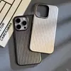Patrón Corrugado Adecuado para Funda de Teléfono Apple 16, Apple 13 Año del Caballo iPhone 15 Pro Max Agujero Grande Pintura Metálica Funda Dura
