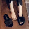 Venta al por mayor de pantuflas mullidas para mujer estilo hada, versátiles para usar en exteriores, nueva colección primavera y otoño 2026, rojas y populares, con forro de algodón y suela plana