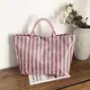 Bolsa de Tote Transparente con Rayas Arcoíris Transfronteriza de PVC Gran Capacidad para Viajes Diarios 2026 Nuevo Bolso de Mano para Mujer al por Mayor