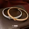 Pulseira de Fivela Redonda Banhada a Ouro Real 18K Estilo Comutador Simples High-End Pulseira de Mão Versátil da Moda Nicho