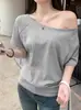 Verão 2025 Novo Design Sensação Solto Elástico ombro a ombro Nicho Top Camiseta de Manga Curta Feminina Versátil Slim-fit