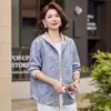 Abrigo de otoño para madre con capucha, nuevo estilo primavera y otoño 2026, chaqueta casual para mujeres de cincuenta a sesenta años, ropa diaria para mujeres de mediana edad