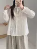 Camisa blanca de estilo dulce francés con cuello de muñeca bordado para mujer, de manga larga, con un elegante diseño de retazos de encaje y tela jacquard