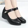 Zapatos de Cuero para Mujer con Tacón de Cuña de Velcro Modelo Nuevo Otoño 2026 para Personas de Mediana Edad y Mayores, Cómodos de Piel Suave con Correa Antideslizante Zapatos para Mujer