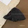 Presilha de Cabelo Triângulo com Bolinhas em Tecido Preto e Branco para Mulheres, Grampo de Cabelo Moderno e Elegante para a Parte de Trás da Cabeça, Prendedor de Tubarão para Coque de Cabelo, Acessórios de Cabelo Atacado