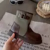 Botas de cuero de media pantorrilla versátiles para uso diario casual infantil, modelo otoño 2026, con hebilla de cinturón y diseño de costuras