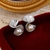 Brincos de pérolas onduladas em formato de leque de alto valor, design de nicho feminino, personalidade, temperamento, mulher, viajante, tudo combinando, primavera, novo produto