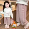 Pantalones Pequeños de Flor con Curvatura Artesanal Estilo Coreano para Niñas Otoño/Invierno 2026 Nueva Moda Infantil Pantalones Largos Gruesos con Felpa para Niña Pequeña