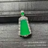 Pingente de Jade Gelo de Alta Qualidade com um Colar com Pingente de Jade Verde da Paz, Apresentando um Design Simples e Elegante com um Pingente Totalmente Incrustado de Verde