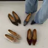Nuevos zapatos planos de ballet cuadrados de estilo retro francés 2026 para mujer, con un lazo y un diseño poco profundo y plano, que ofrecen un look suave y versátil.