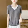 T-shirt feminina de malha com decote V e manga curta, novo estilo de verão, falso duas peças, top fino para usar por baixo, moderno