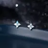 Pendientes de botón Nalan de plata de ley S925 con diseño de trébol de cuatro hojas en degradado azul y diamantes Exquisitos Simples de Nicho M08142