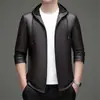 Chaqueta de Cuero para Hombre Solapa Estilo con Capucha de Alta Calidad Chaqueta de Cuero Engrosada con Terciopelo Nuevo Estilo Otoño/Invierno 2026 Ropa de Padre Ropa de Abrigo
