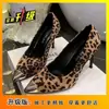 Zapatos de tacón alto de punta con diseño de nicho de moda 2026 Verano Nuevo Puntera de Metal Hierro Negro Tacón de Aguja Boca Baja Zapatos de Salón