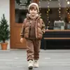 Conjunto de Inverno com Forro de Fleece para Meninos 2026 Novo Estilo Roupas de Inverno Espessas Infantis Colete com Capuz para Bebê Conjunto de Três Peças Moderno