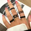 Novos anéis de moda transfronteiriços europeus e americanos apresentando um estilo punk preto único, design de borboleta escura e um motivo minimalista de cartas de pôquer