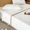 Cubrecama Acolchado de Algodón Arrugado de Doble Cara Estilo Coreano con Bordado, Juego de Tres Piezas, Suave y Amigable con la Piel para Dormir Directamente en la Cama