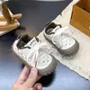 Otoño 2026 Nuevos Zapatos Deportivos Bebé Suela Suave Zapatos para Niños Pequeños Encaje de Dibujos Animados Adorno Moda Niñas Zapatos Argan Modernos