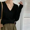 Foto real: Blusa de tricô casual versátil estilo coreano com decote em V e corte justo para mulheres, adequada tanto para usar por baixo quanto por cima, blusa básica solta e simples