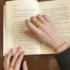 Libro Rojo Pequeño Explosiones Estilo Dinero Viejo Anillo Pequeño de Flor Dorada Joyería Vintage para Mujer Nuevo Estilo Chino Anillo de Dedo con Flor Pequeña Apilado