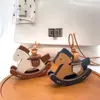 Encantador y Versátil Colgante para Bolso de Caballo Mecedora, Colgante de Dibujos Animados en Cuero, Colgante Hecho a Mano en Cuero Genuino, Llavero para Coche