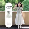 Nuevo conjunto de moda de verano para niñas: camiseta de manga corta a cuadros con retazos y falda dulce y linda con lazo, conjunto de dos piezas