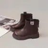 Botas Estilo Britânico Martin para Meninas de 6-12 Anos Inverno Novo Estilo Botas Curtas Quentes com Pelúcia Botas de Couro para Crianças Sola Macia Antiderrapante Botas de Inverno