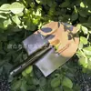 El fabricante produce pala de estilo ruso con una hoja de acero al manganeso engrosada para cavar tierra, plantar y jardinería, así como herramientas agrícolas con una cabeza de pala redonda.
