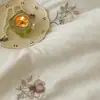 Delicado y elegante bordado floral, tejido jacquard 100% algodón de 40 hilos, relleno con 10% de fibra de proteína de seda, adecuado para todas las estaciones