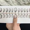 ¡Guau! Uñas postizas estilo francés en blanco y negro con un degradado morado, detalles dorados y un aspecto sofisticado y elegante que realza el cutis, con un diseño de ojo de gato