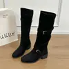 Botas de tacón alto de nuevo estilo con tacón grueso, diseñadas para mujer, con un diseño cruzado, adecuadas para andar en bicicleta y con un efecto que alarga la figura.. Son botas largas con un tacón grueso, perfectas para otoño e invierno