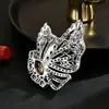 Broche de Mariposa de Alta Gama con Piedras Preciosas de Colores y Medio Ala Extendida, Diseño Versátil y Elegante para Trajes de Mujer