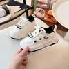 Tênis de treino alemães estilosos e novos, estilo esportivo, para meninas, coleção primavera/outono 2026 infantil, sapatos casuais respiráveis e versáteis para meninas mais velhas